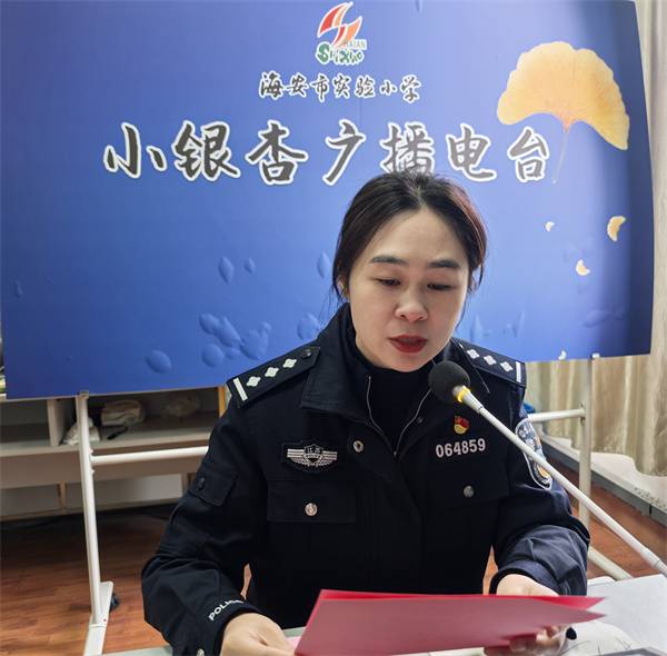 学法知礼守底线 法治护航伴成长