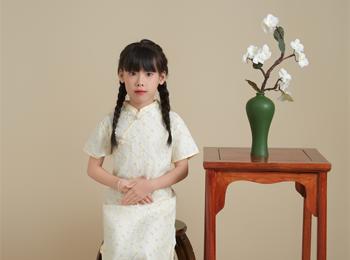 光荣的升旗手：一（17）班 张艺涵