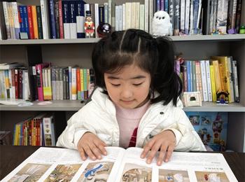 光荣的升旗手：一（18）班谢生生